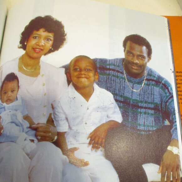 NFL Chicago Bears Walter Payton Medium Blue Orange Graphic 2005 Football Book - Picture 9 of 9